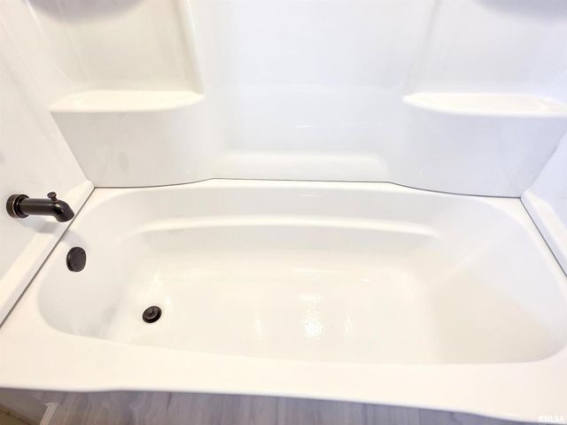 110 HICKORY Street, Flora, IL 62839