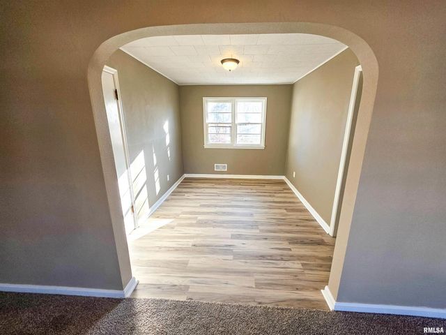 110 HICKORY Street, Flora, IL 62839