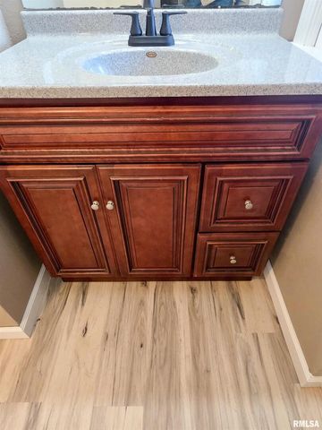 110 HICKORY Street, Flora, IL 62839