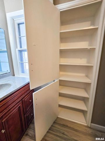 110 HICKORY Street, Flora, IL 62839