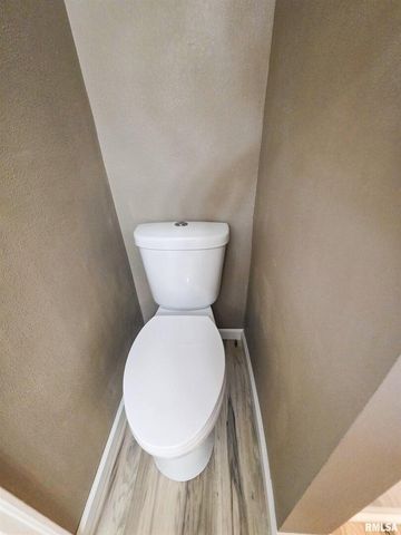 110 HICKORY Street, Flora, IL 62839