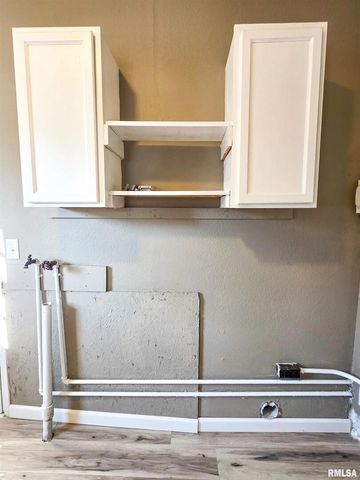 110 HICKORY Street, Flora, IL 62839