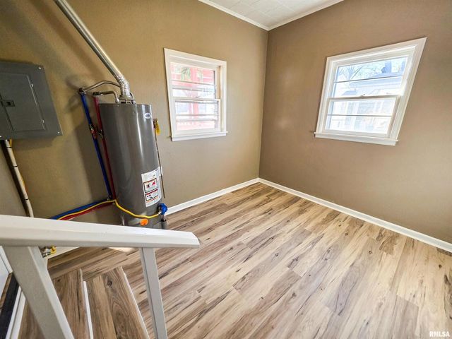 110 HICKORY Street, Flora, IL 62839