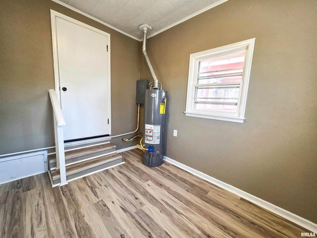 110 HICKORY Street, Flora, IL 62839