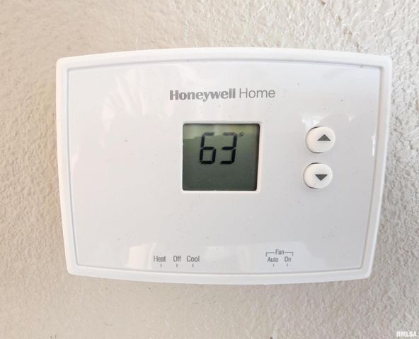 110 HICKORY Street, Flora, IL 62839