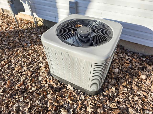 110 HICKORY Street, Flora, IL 62839