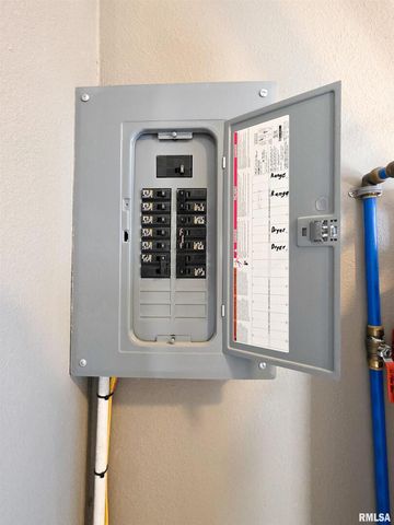 110 HICKORY Street, Flora, IL 62839