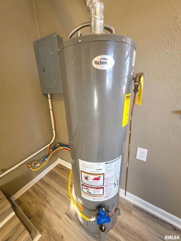 110 HICKORY Street, Flora, IL 62839