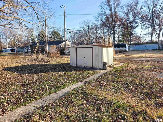 110 HICKORY Street, Flora, IL 62839