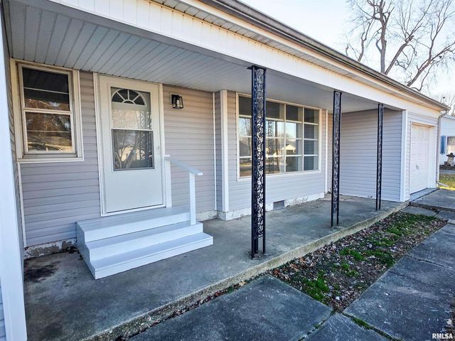 110 HICKORY Street, Flora, IL 62839