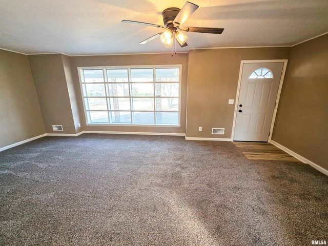 110 HICKORY Street, Flora, IL 62839