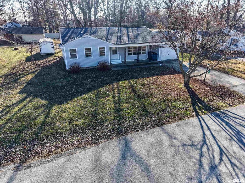 110 HICKORY Street, Flora, IL 62839