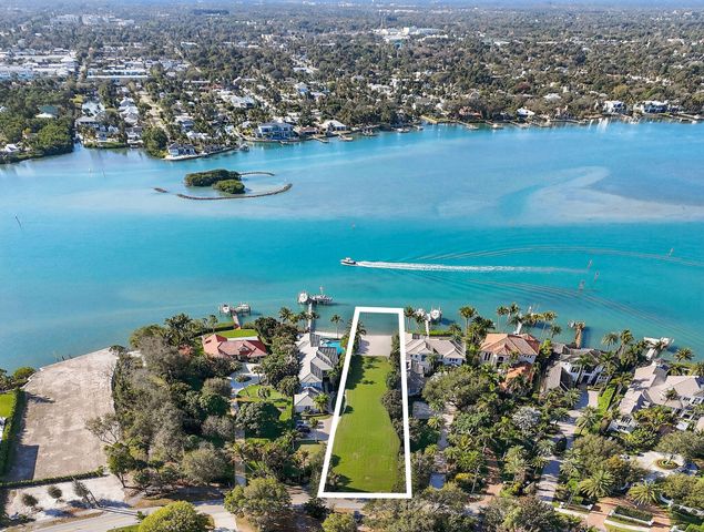 114 W Riverside Drive, Jupiter, FL 33469