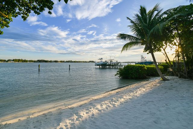 114 W Riverside Drive, Jupiter, FL 33469