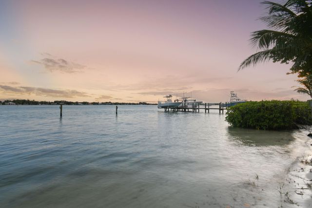 114 W Riverside Drive, Jupiter, FL 33469