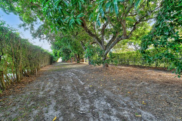 114 W Riverside Drive, Jupiter, FL 33469