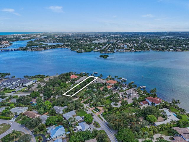114 W Riverside Drive, Jupiter, FL 33469