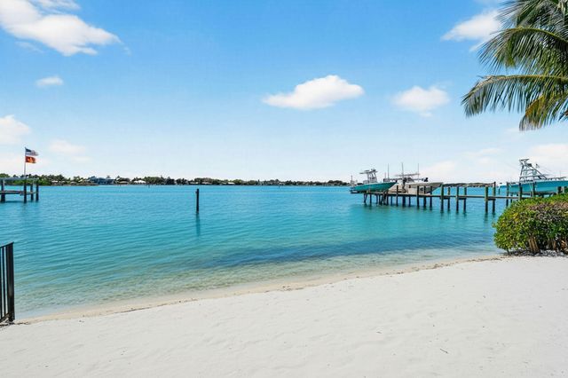 114 W Riverside Drive, Jupiter, FL 33469