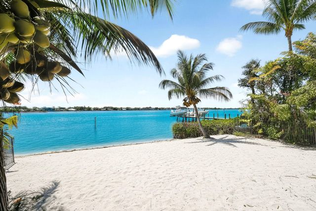 114 W Riverside Drive, Jupiter, FL 33469