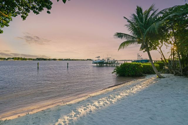 114 W Riverside Drive, Jupiter, FL 33469