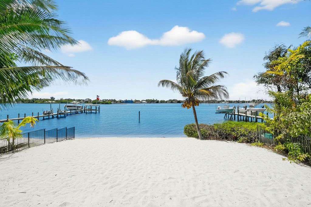 114 W Riverside Drive, Jupiter, FL 33469