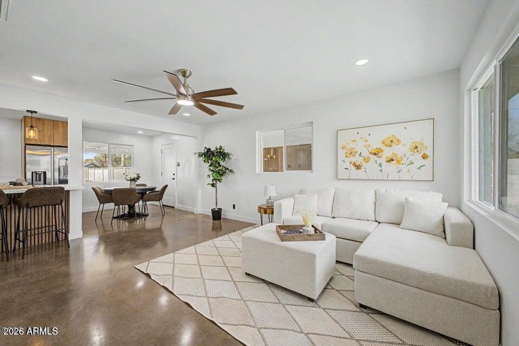 Image 2 of property listing at 2130 W WELDON Avenue, Phoenix, AZ 85015