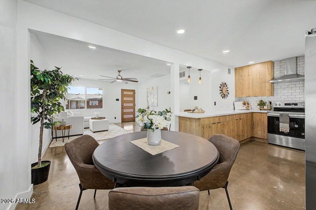 Image 3 of property listing at 2130 W WELDON Avenue, Phoenix, AZ 85015