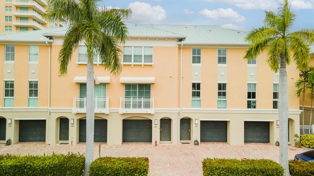 643 Casa Loma Boulevard, Boynton Beach, FL 33435