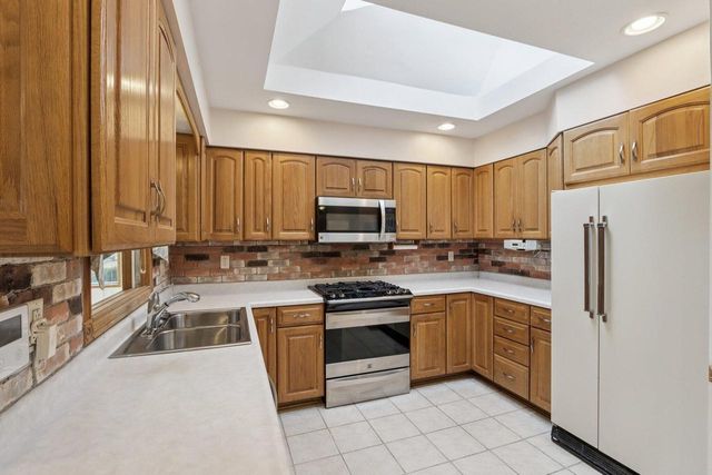 8810 S Patricia BOULEVARD, Oak Creek, WI 53154