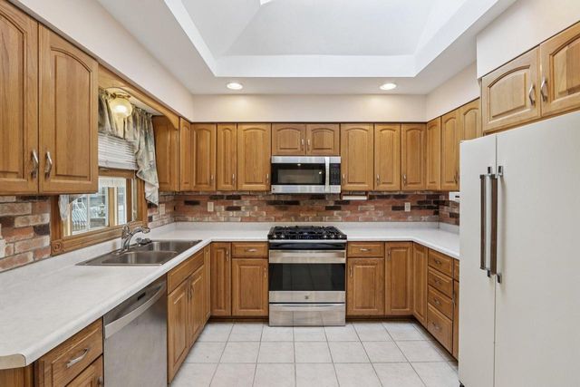 8810 S Patricia BOULEVARD, Oak Creek, WI 53154