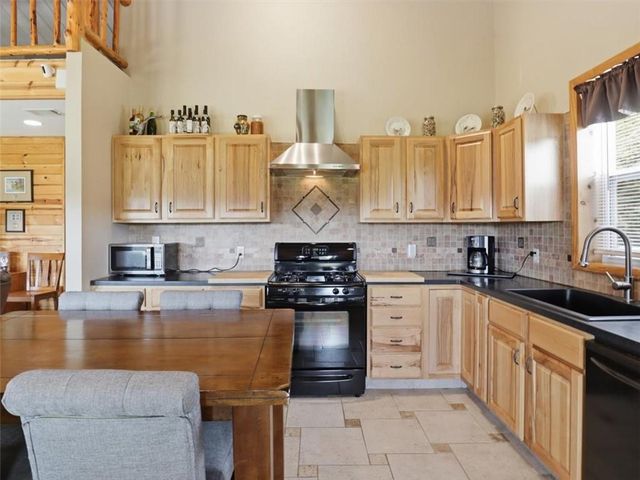 21756 Flippin Road, Warsaw, MO 65355