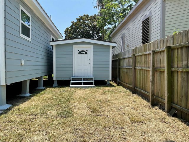 1701 40th Street, Galveston, TX 77550