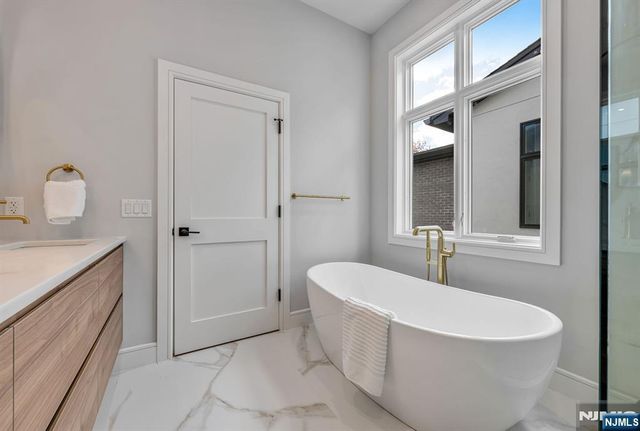 2445 E Camner Street, Fort Lee, NJ 07024