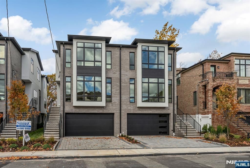 2445 E Camner Street, Fort Lee, NJ 07024