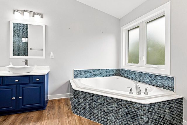 4094 W Whispering Ridge PASS, Franklin, WI 53132