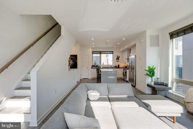 2008 NORTHBANK PL, Philadelphia, PA 19125