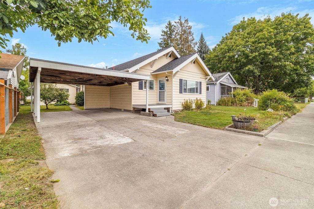 310 Second Street, Sumas, WA 98295