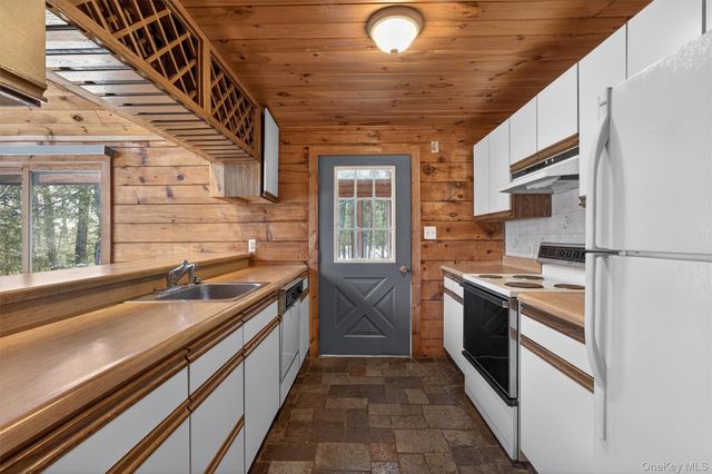 27 Manchester Road, Rock Hill, NY 12775