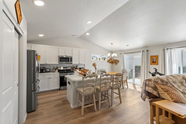 19674 E 3RD Ln, Greenacres, WA 99016