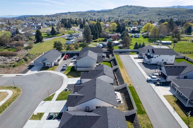 19674 E 3RD Ln, Greenacres, WA 99016