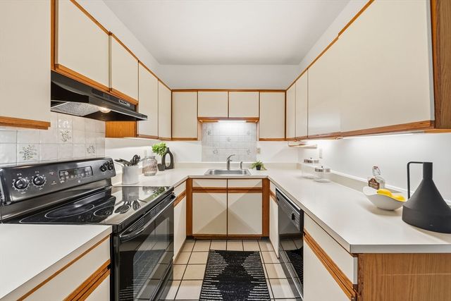 86 Walnut St 3, Boston, MA 02122