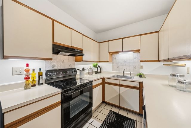 86 Walnut St 3, Boston, MA 02122