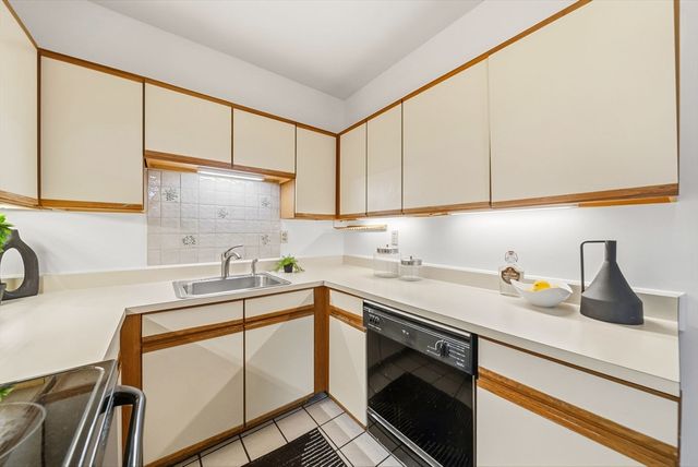86 Walnut St 3, Boston, MA 02122