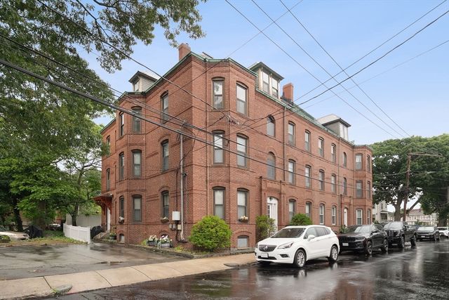 86 Walnut St 3, Boston, MA 02122