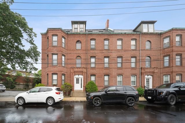 86 Walnut St 3, Boston, MA 02122