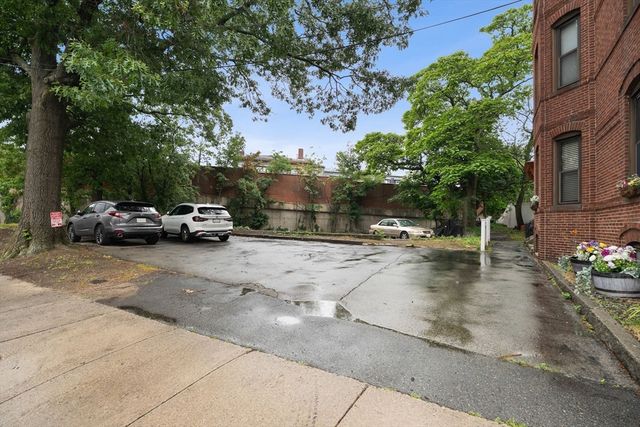 86 Walnut St 3, Boston, MA 02122