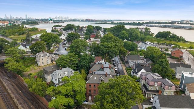 86 Walnut St 3, Boston, MA 02122
