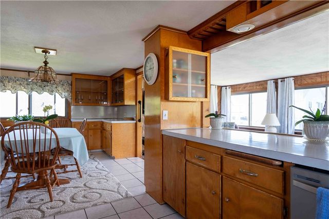 31 Cross Hill Drive, Narragansett, RI 02882