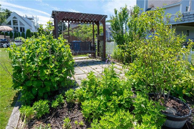 31 Cross Hill Drive, Narragansett, RI 02882