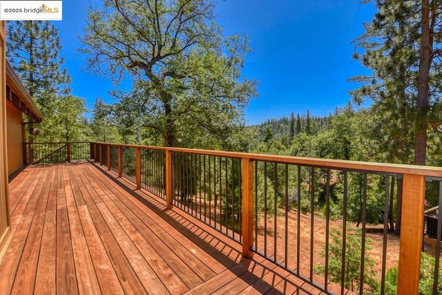 20830 Point View Dr, Groveland, CA 95321